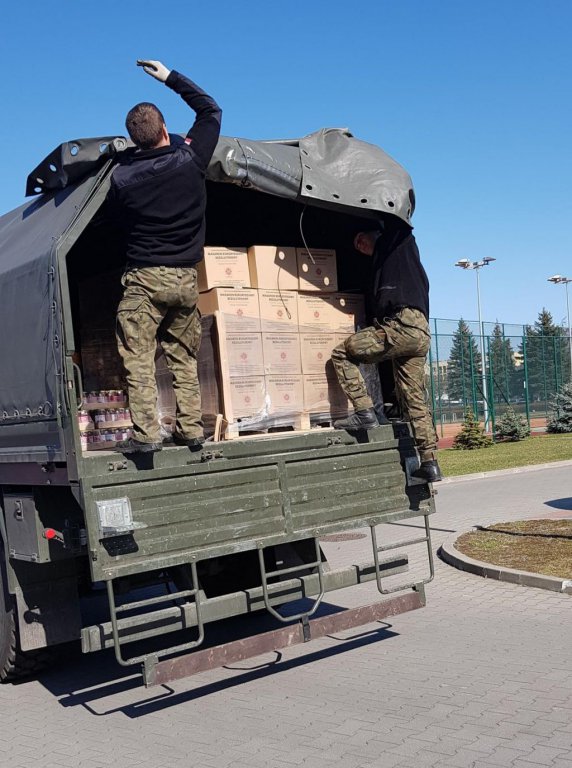 Do Ostrołęki trafiło 9 ton żywności. Pomógł Carritas, terytorialsi, wolontariusze i prywatna firma [ZDJĘCIA] - zdjęcie #2 - eOstroleka.pl