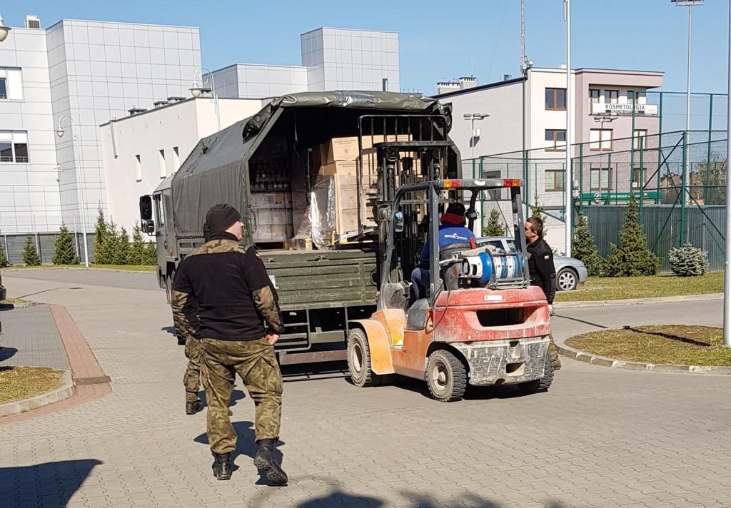 Do Ostrołęki trafiło 9 ton żywności. Pomógł Carritas, terytorialsi, wolontariusze i prywatna firma [ZDJĘCIA] - zdjęcie #4 - eOstroleka.pl