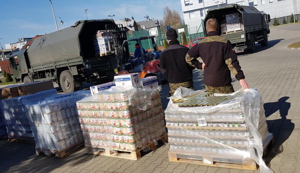 Do Ostrołęki trafiło 9 ton żywności. Pomógł Carritas, terytorialsi, wolontariusze i prywatna firma [ZDJĘCIA] - zdjęcie #5 - eOstroleka.pl
