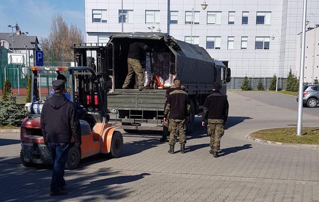 Do Ostrołęki trafiło 9 ton żywności. Pomógł Carritas, terytorialsi, wolontariusze i prywatna firma [ZDJĘCIA] - zdjęcie #6 - eOstroleka.pl