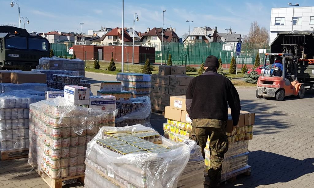 Do Ostrołęki trafiło 9 ton żywności. Pomógł Carritas, terytorialsi, wolontariusze i prywatna firma [ZDJĘCIA] - zdjęcie #7 - eOstroleka.pl