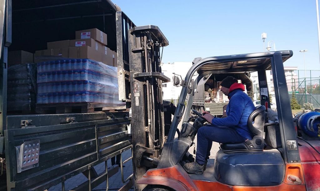 Do Ostrołęki trafiło 9 ton żywności. Pomógł Carritas, terytorialsi, wolontariusze i prywatna firma [ZDJĘCIA] - zdjęcie #9 - eOstroleka.pl