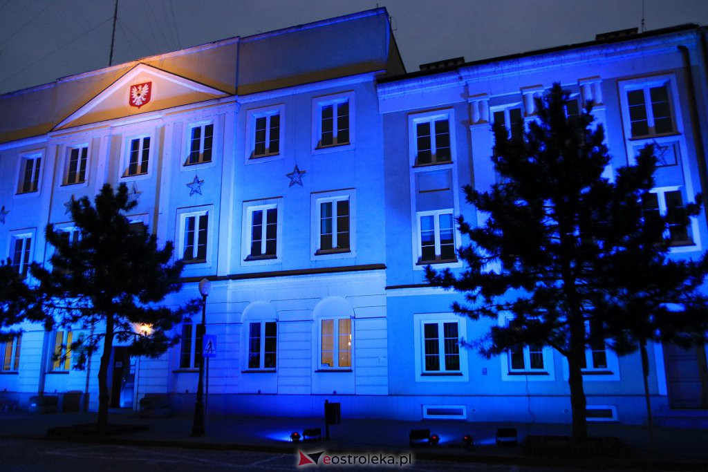Ostrołęcki ratusz w niebieskiej poświacie [ZDJĘCIA] - zdjęcie #4 - eOstroleka.pl