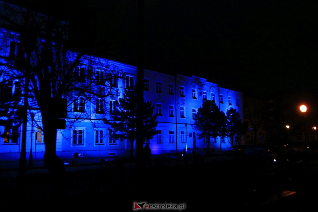 Ostrołęcki ratusz w niebieskiej poświacie [ZDJĘCIA] - zdjęcie #11 - eOstroleka.pl