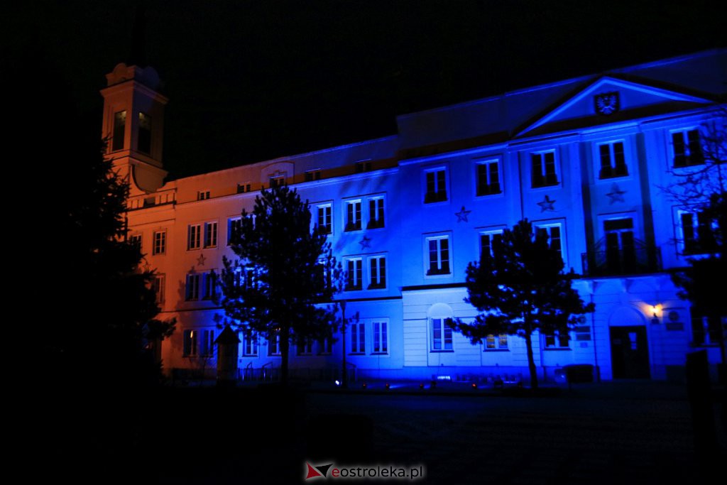 Ostrołęcki ratusz w niebieskiej poświacie [ZDJĘCIA] - zdjęcie #12 - eOstroleka.pl