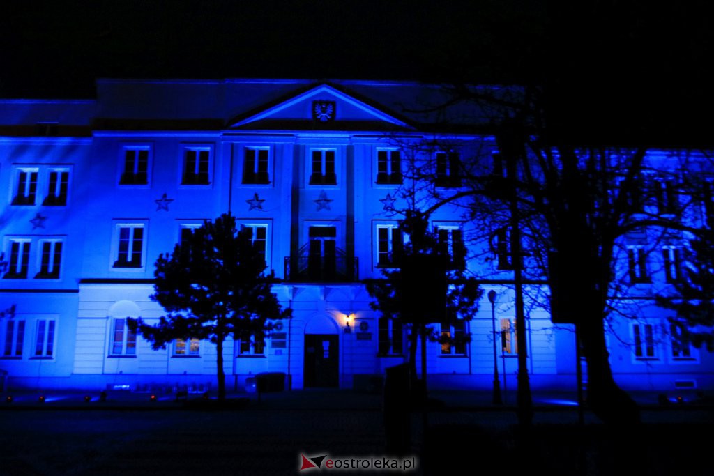 Ostrołęcki ratusz w niebieskiej poświacie [ZDJĘCIA] - zdjęcie #16 - eOstroleka.pl