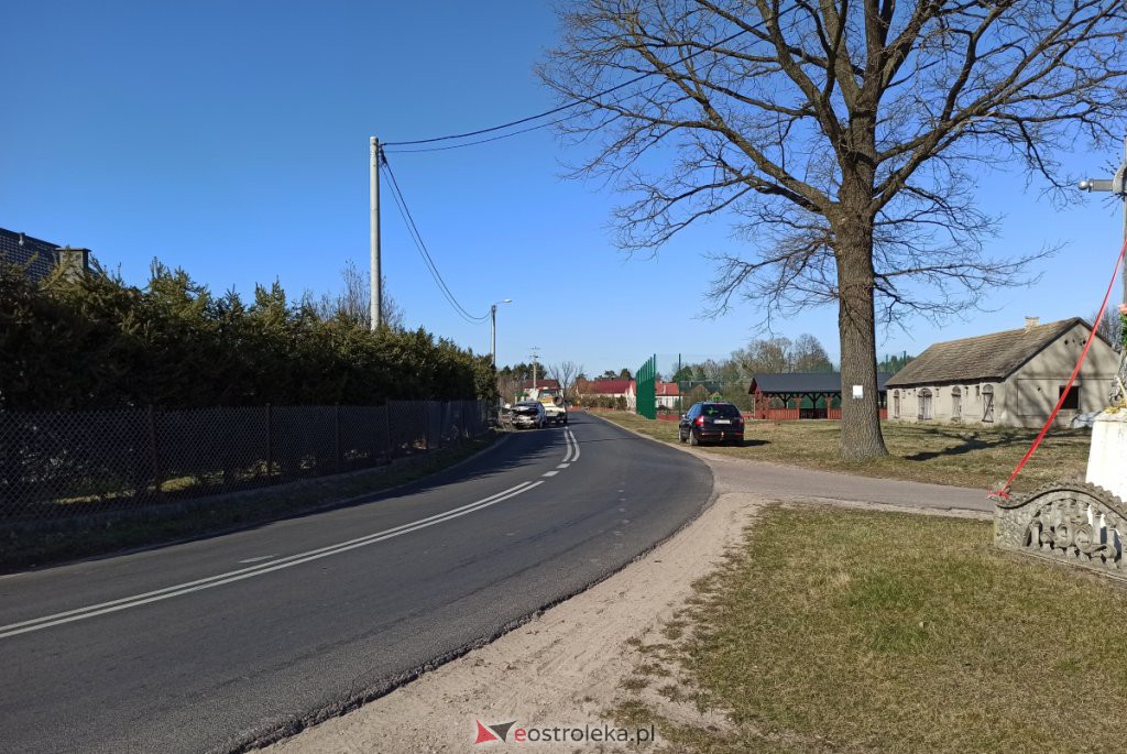 Kraksa pod Ostrołęką. Kierowca ściął dwa świerki i zawisł na płocie [05.04.2020] - zdjęcie #1 - eOstroleka.pl