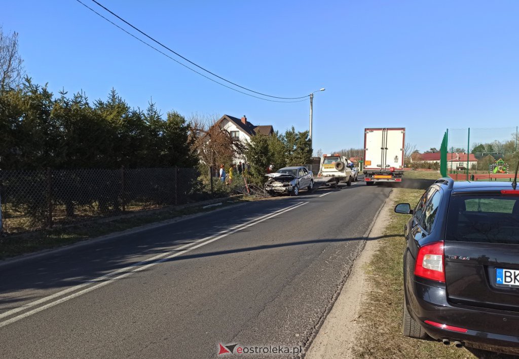 Kraksa pod Ostrołęką. Kierowca ściął dwa świerki i zawisł na płocie [05.04.2020] - zdjęcie #2 - eOstroleka.pl