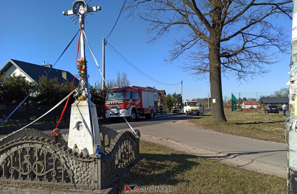 Kraksa pod Ostrołęką. Kierowca ściął dwa świerki i zawisł na płocie [05.04.2020] - zdjęcie #6 - eOstroleka.pl