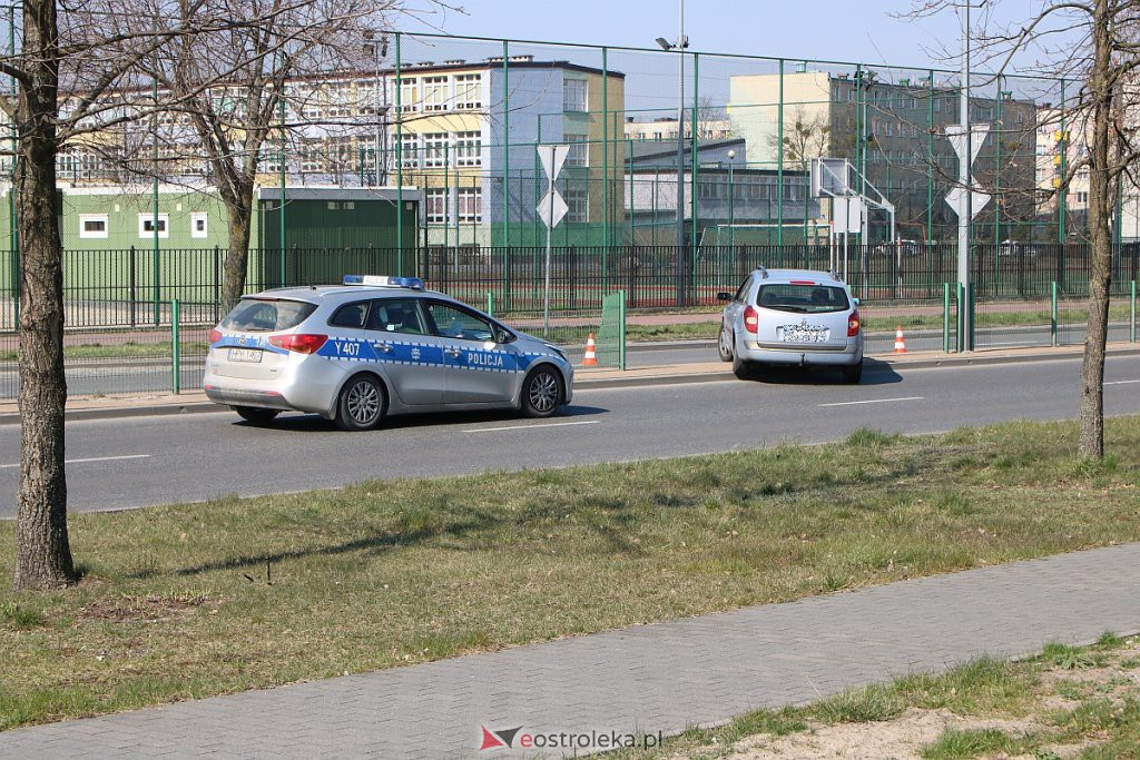 Wjechał w barierki oddzielające pasy jezdni, zostawił auto i uciekł [07.04.2020] - zdjęcie #1 - eOstroleka.pl