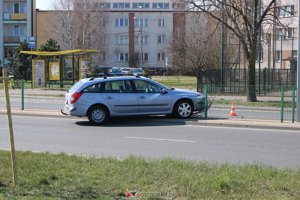 Wjechał w barierki oddzielające pasy jezdni, zostawił auto i uciekł [07.04.2020] - zdjęcie #2 - eOstroleka.pl