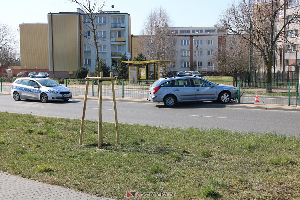 Wjechał w barierki oddzielające pasy jezdni, zostawił auto i uciekł [07.04.2020] - zdjęcie #3 - eOstroleka.pl