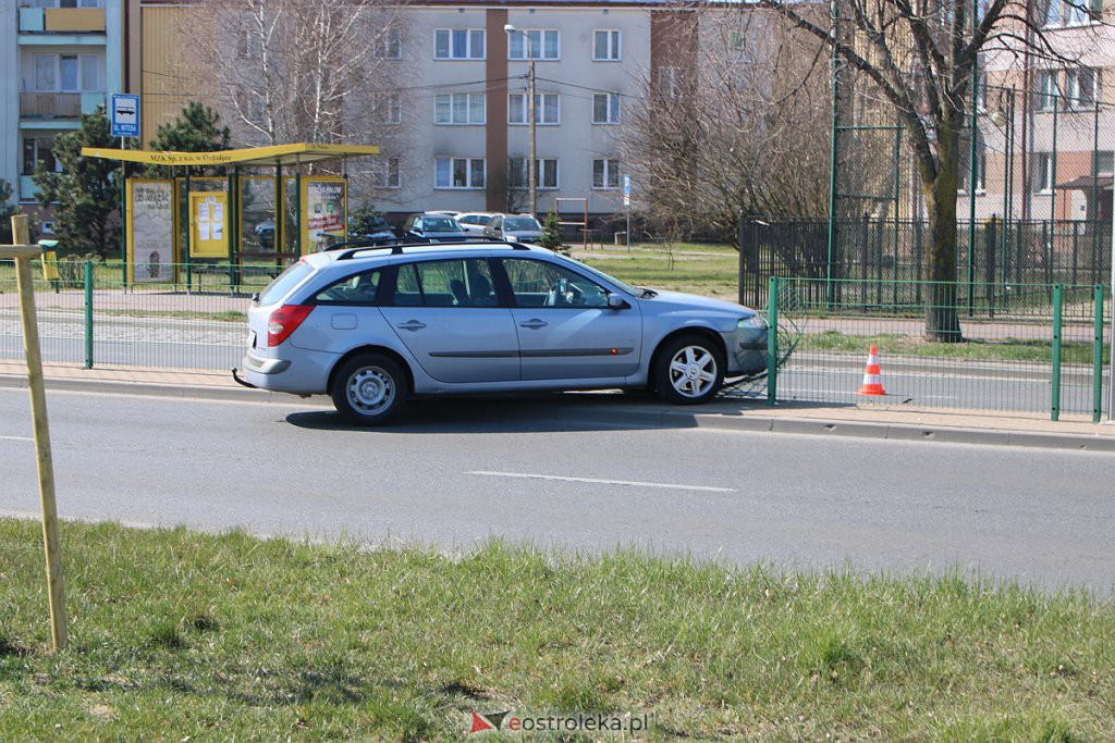 Wjechał w barierki oddzielające pasy jezdni, zostawił auto i uciekł [07.04.2020] - zdjęcie #4 - eOstroleka.pl