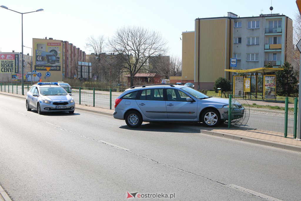 Wjechał w barierki oddzielające pasy jezdni, zostawił auto i uciekł [07.04.2020] - zdjęcie #5 - eOstroleka.pl