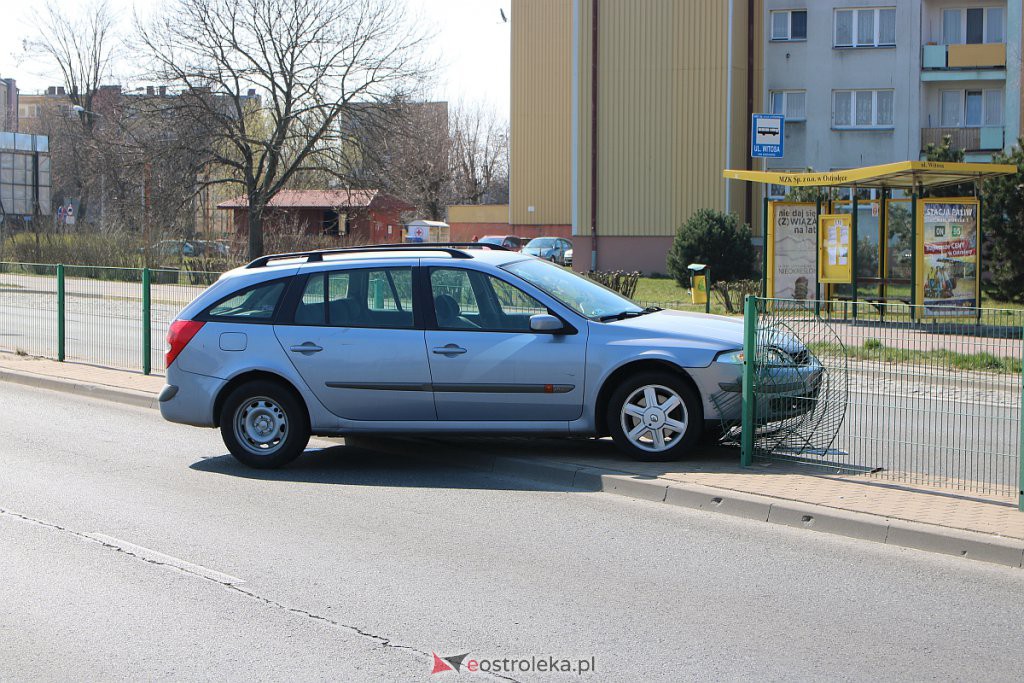 Wjechał w barierki oddzielające pasy jezdni, zostawił auto i uciekł [07.04.2020] - zdjęcie #6 - eOstroleka.pl