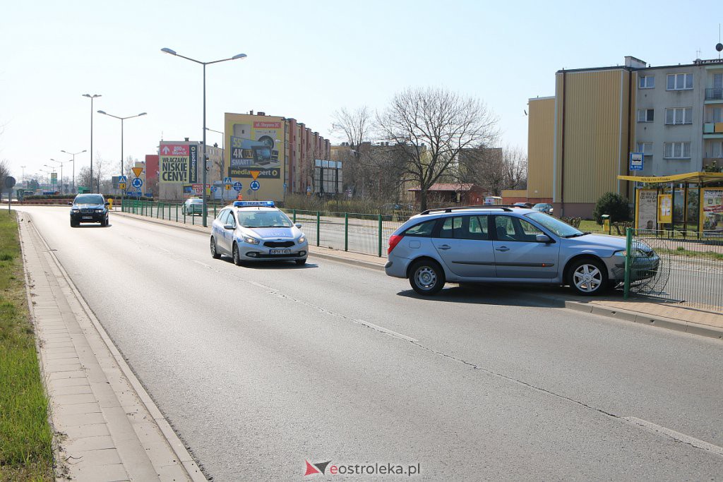 Wjechał w barierki oddzielające pasy jezdni, zostawił auto i uciekł [07.04.2020] - zdjęcie #7 - eOstroleka.pl