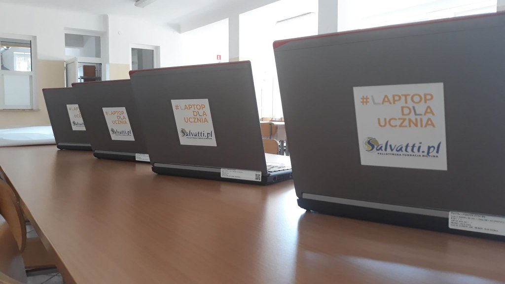 Akcja #LaptopDlaUcznia dotarła do ostrołęckiej „czwórki” [08.04.2020] - zdjęcie #2 - eOstroleka.pl