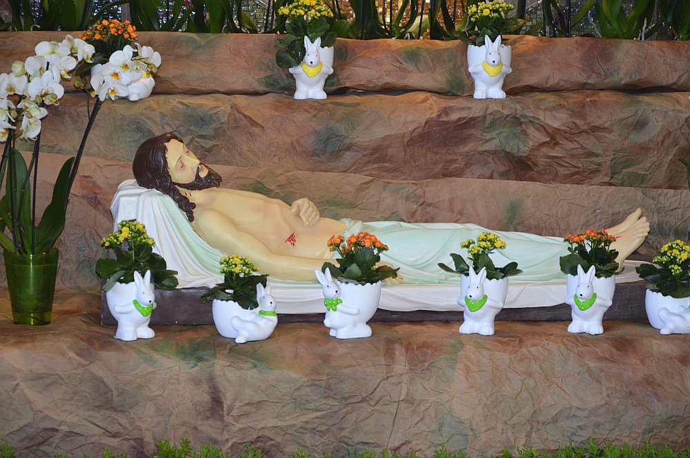 Wielkanoc 2020 - Groby Pańskie w ostrołęckich kościołach [11.04.2020] - zdjęcie #3 - eOstroleka.pl