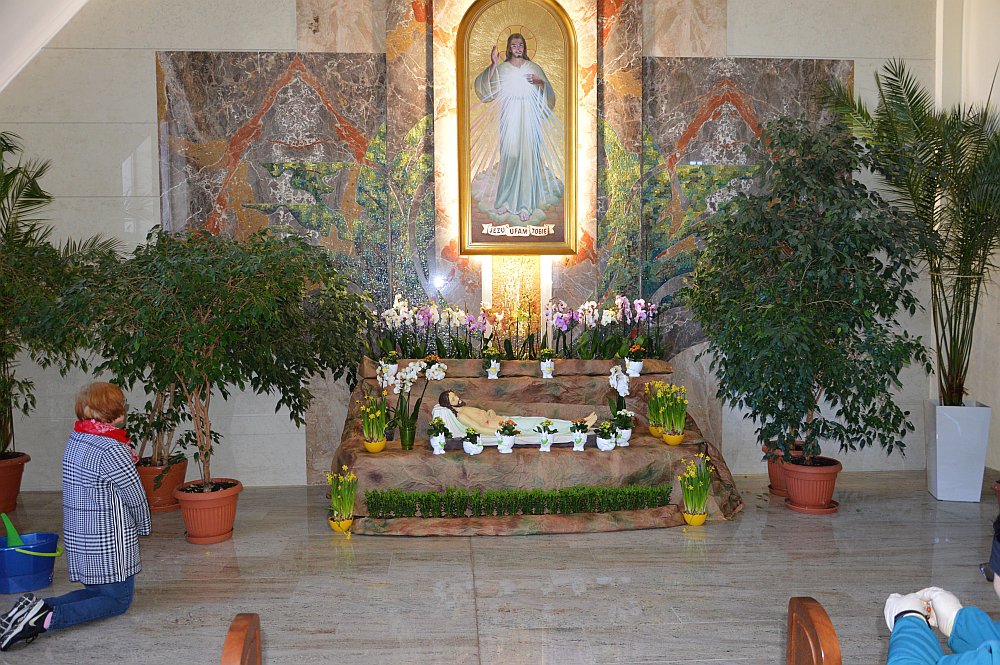 Wielkanoc 2020 - Groby Pańskie w ostrołęckich kościołach [11.04.2020] - zdjęcie #2 - eOstroleka.pl