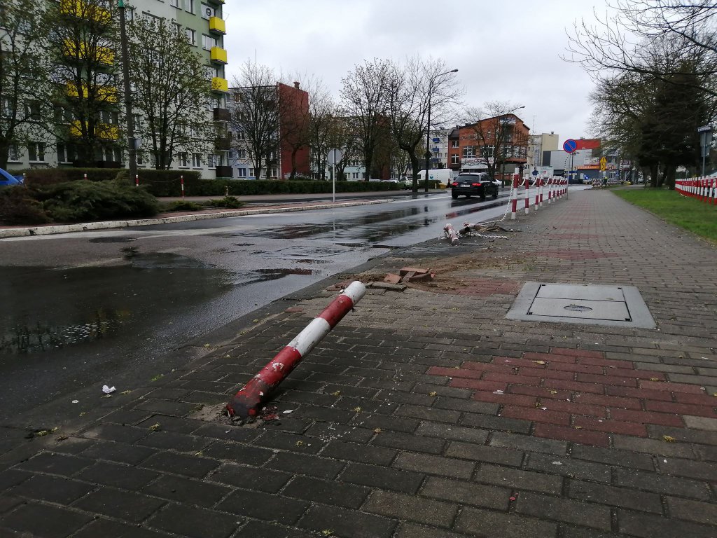 Ściął słupki przy 11 Listopada, porzucił rozbity samochód i uciekł [15.04.2020] - zdjęcie #2 - eOstroleka.pl