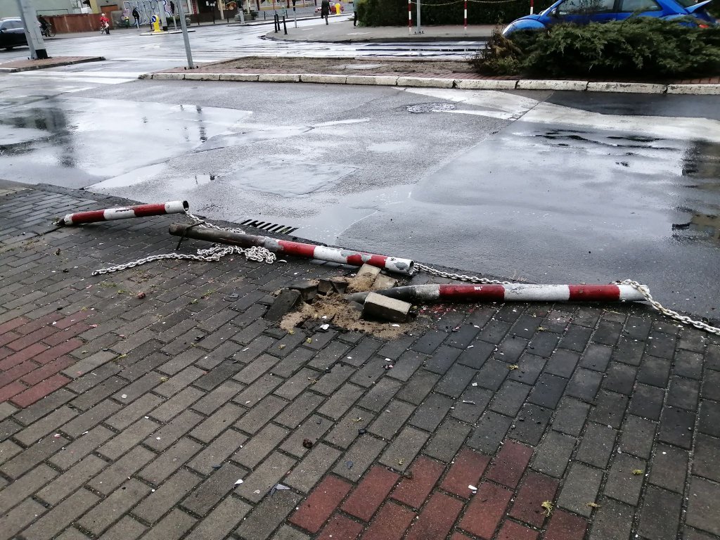 Ściął słupki przy 11 Listopada, porzucił rozbity samochód i uciekł [15.04.2020] - zdjęcie #3 - eOstroleka.pl