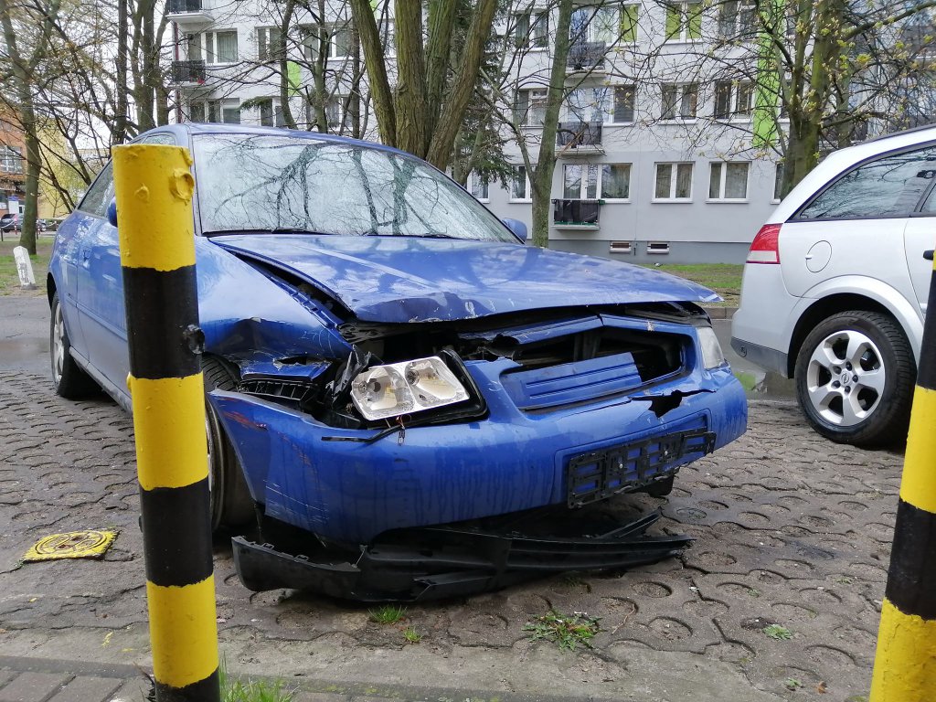 Ściął słupki przy 11 Listopada, porzucił rozbity samochód i uciekł [15.04.2020] - zdjęcie #4 - eOstroleka.pl