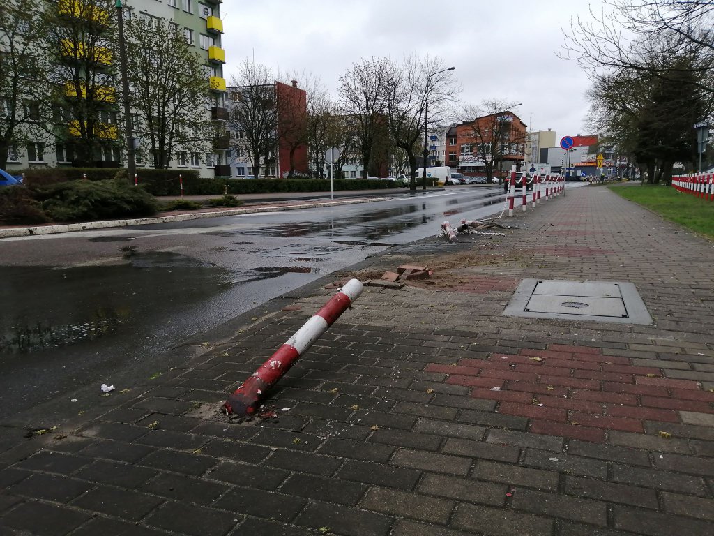 Ściął słupki przy 11 Listopada, porzucił rozbity samochód i uciekł [15.04.2020] - zdjęcie #6 - eOstroleka.pl