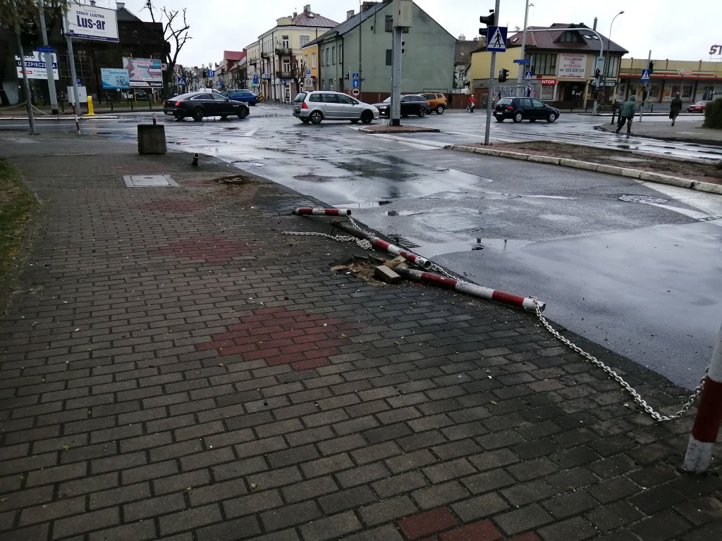 Ściął słupki przy 11 Listopada, porzucił rozbity samochód i uciekł [15.04.2020] - zdjęcie #7 - eOstroleka.pl
