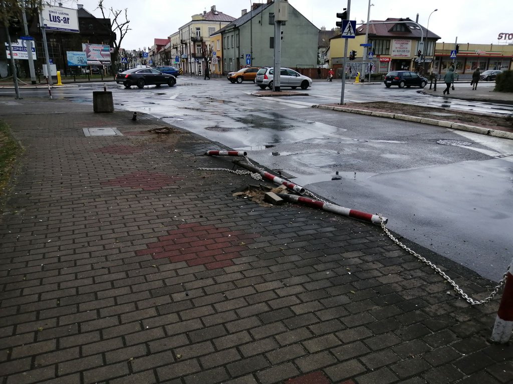 Ściął słupki przy 11 Listopada, porzucił rozbity samochód i uciekł [15.04.2020] - zdjęcie #9 - eOstroleka.pl
