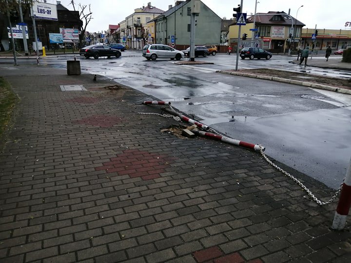Ściął słupki przy 11 Listopada, porzucił rozbity samochód i uciekł [15.04.2020] - zdjęcie #10 - eOstroleka.pl