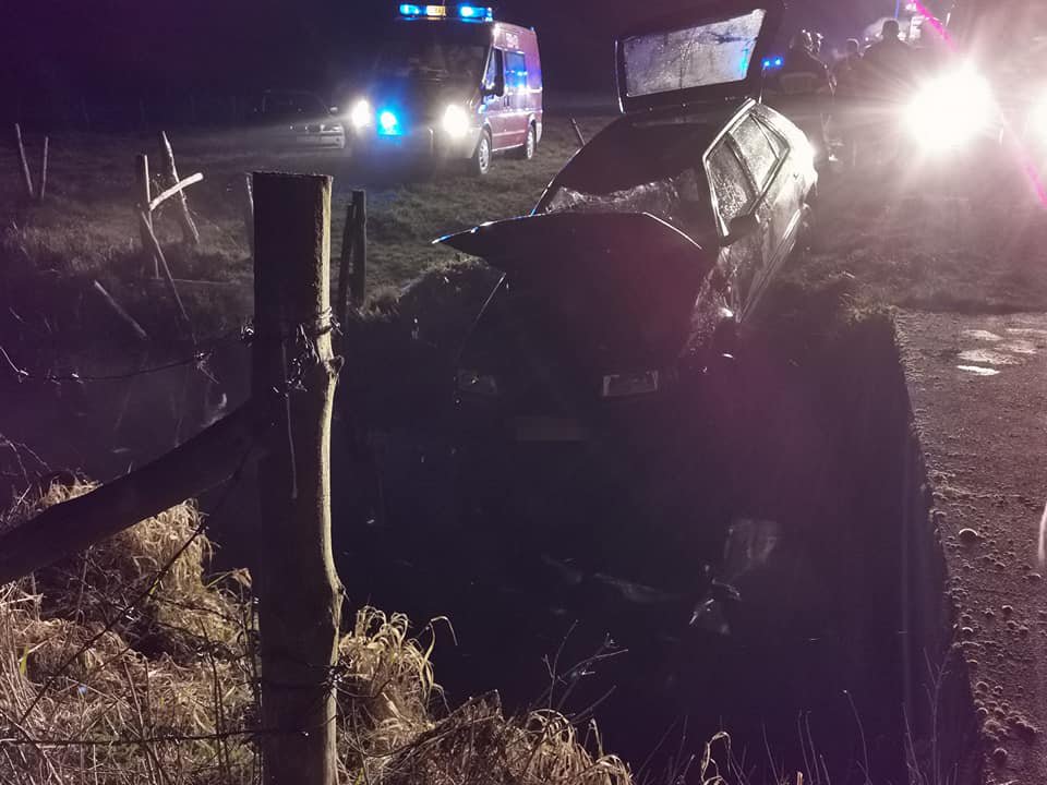 Osobówka wpadła do rzeki i przewróciła się na dach. Kierowcy nie znaleziono! [03.05.2020] - zdjęcie #9 - eOstroleka.pl