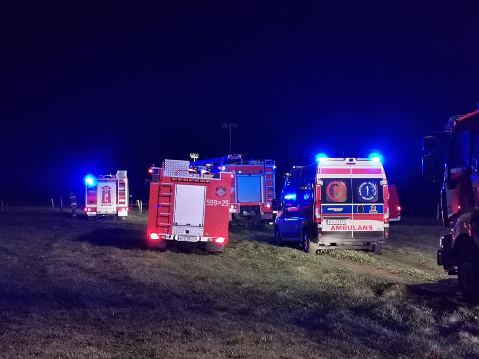 Osobówka wpadła do rzeki i przewróciła się na dach. Kierowcy nie znaleziono! [03.05.2020] - zdjęcie #8 - eOstroleka.pl