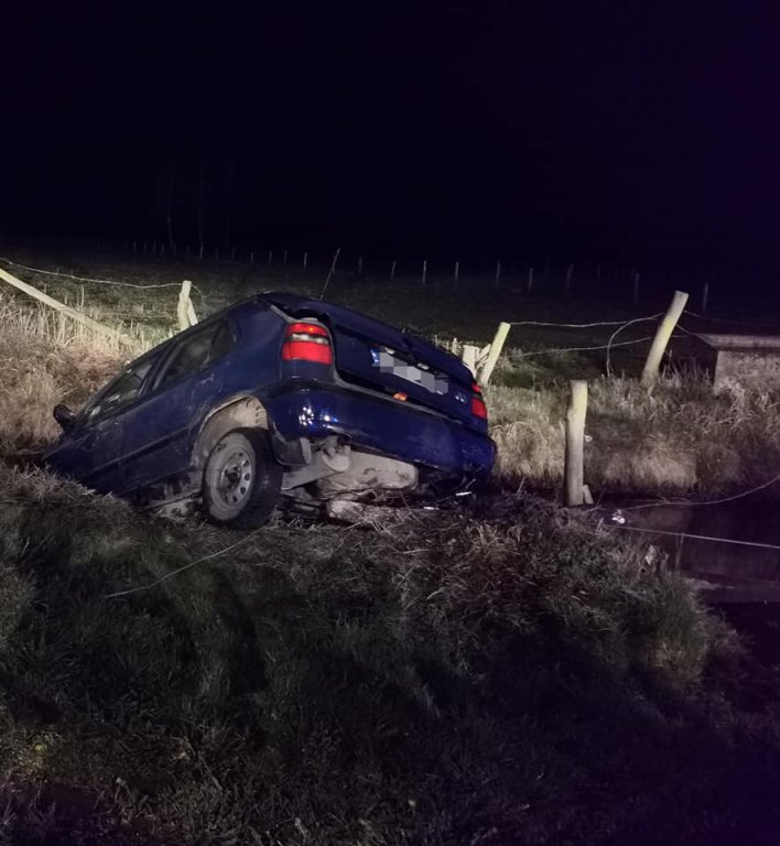 Osobówka wpadła do rzeki i przewróciła się na dach. Kierowcy nie znaleziono! [03.05.2020] - zdjęcie #7 - eOstroleka.pl