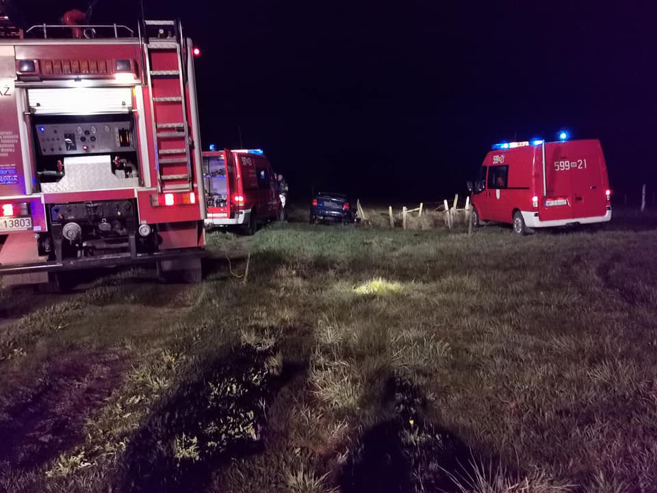 Osobówka wpadła do rzeki i przewróciła się na dach. Kierowcy nie znaleziono! [03.05.2020] - zdjęcie #6 - eOstroleka.pl