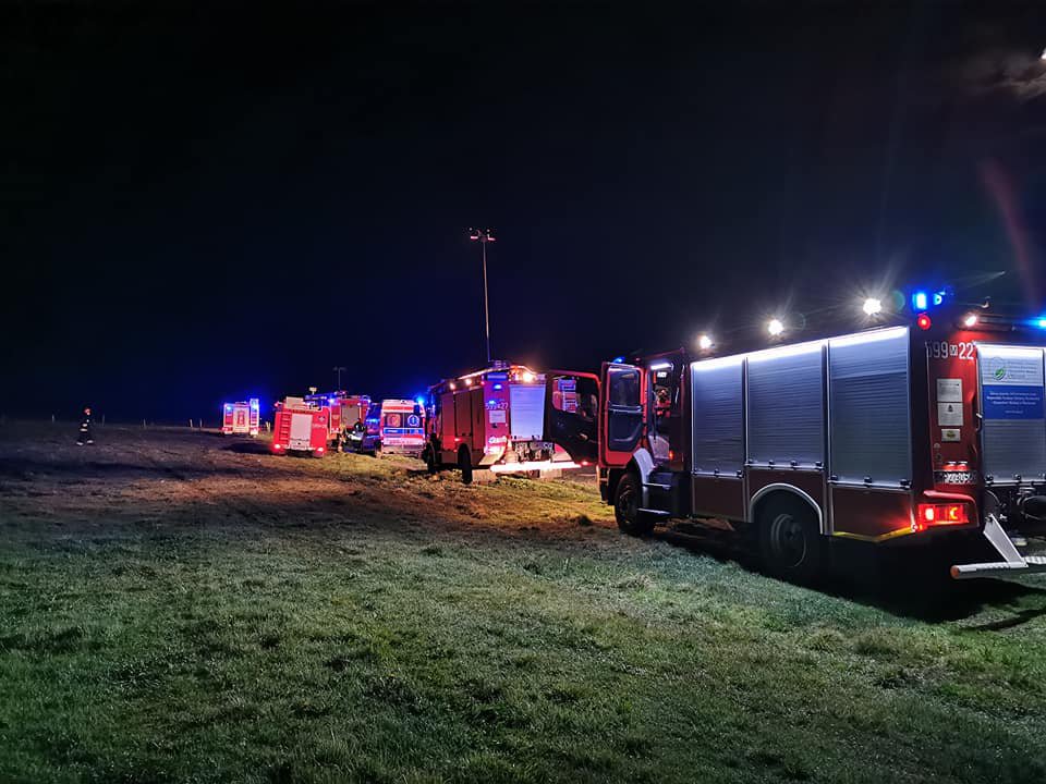 Osobówka wpadła do rzeki i przewróciła się na dach. Kierowcy nie znaleziono! [03.05.2020] - zdjęcie #5 - eOstroleka.pl