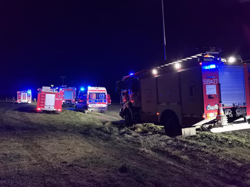 Osobówka wpadła do rzeki i przewróciła się na dach. Kierowcy nie znaleziono! [03.05.2020] - zdjęcie #4 - eOstroleka.pl