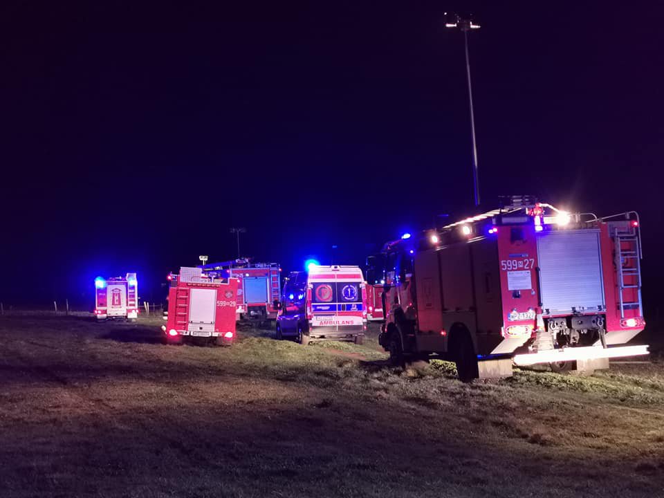 Osobówka wpadła do rzeki i przewróciła się na dach. Kierowcy nie znaleziono! [03.05.2020] - zdjęcie #3 - eOstroleka.pl