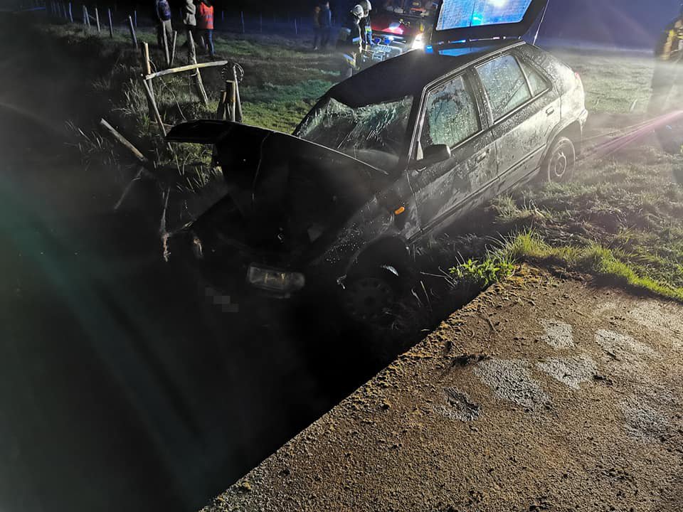 Osobówka wpadła do rzeki i przewróciła się na dach. Kierowcy nie znaleziono! [03.05.2020] - zdjęcie #2 - eOstroleka.pl