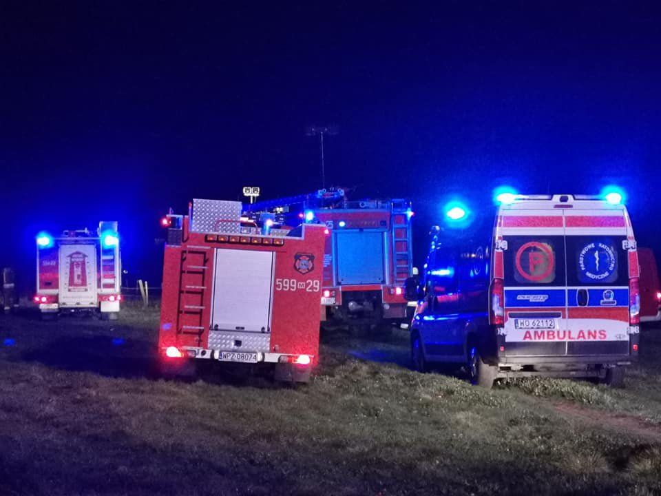 Osobówka wpadła do rzeki i przewróciła się na dach. Kierowcy nie znaleziono! [03.05.2020] - zdjęcie #1 - eOstroleka.pl