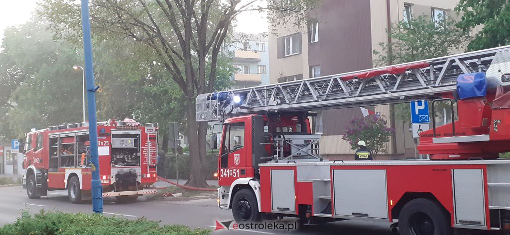 Pożar w bloku przy ulicy Psarskiego [ZDJĘCIA] - zdjęcie #1 - eOstroleka.pl