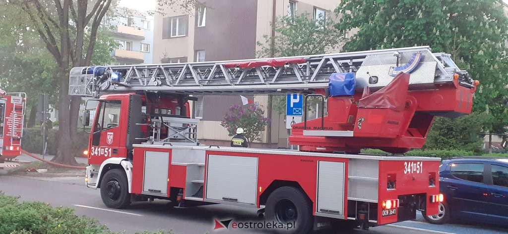 Pożar w bloku przy ulicy Psarskiego [ZDJĘCIA] - zdjęcie #2 - eOstroleka.pl