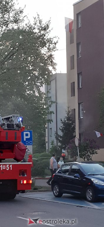 Pożar w bloku przy ulicy Psarskiego [ZDJĘCIA] - zdjęcie #3 - eOstroleka.pl