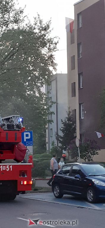 Pożar w bloku przy ulicy Psarskiego [ZDJĘCIA] - zdjęcie #14 - eOstroleka.pl