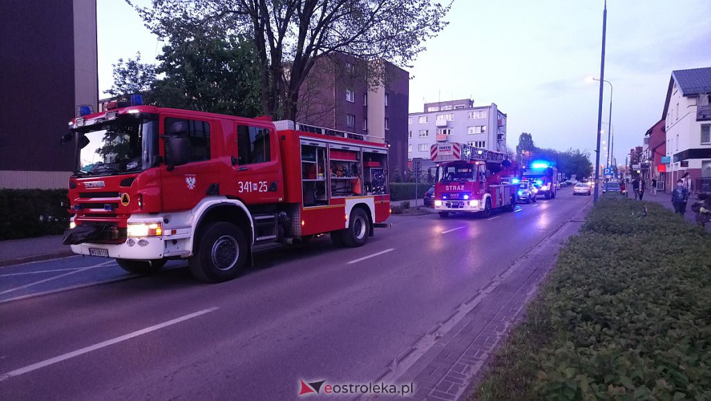 Pożar w bloku przy ulicy Psarskiego [ZDJĘCIA] - zdjęcie #12 - eOstroleka.pl