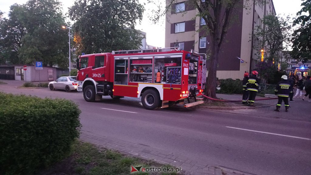 Pożar w bloku przy ulicy Psarskiego [ZDJĘCIA] - zdjęcie #6 - eOstroleka.pl