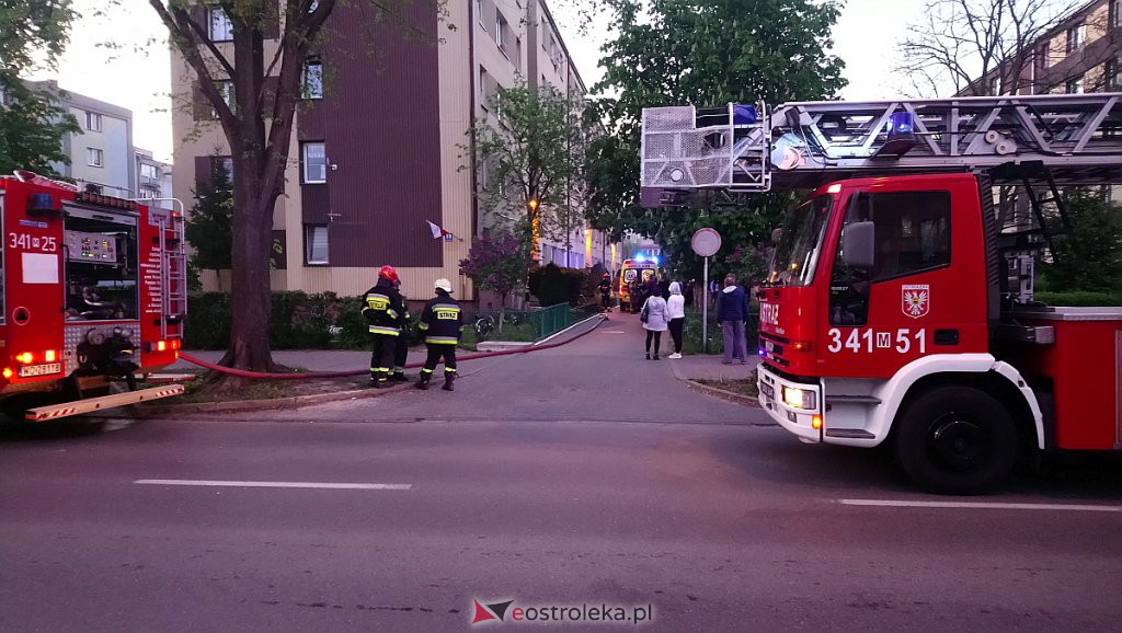 Pożar w bloku przy ulicy Psarskiego [ZDJĘCIA] - zdjęcie #8 - eOstroleka.pl