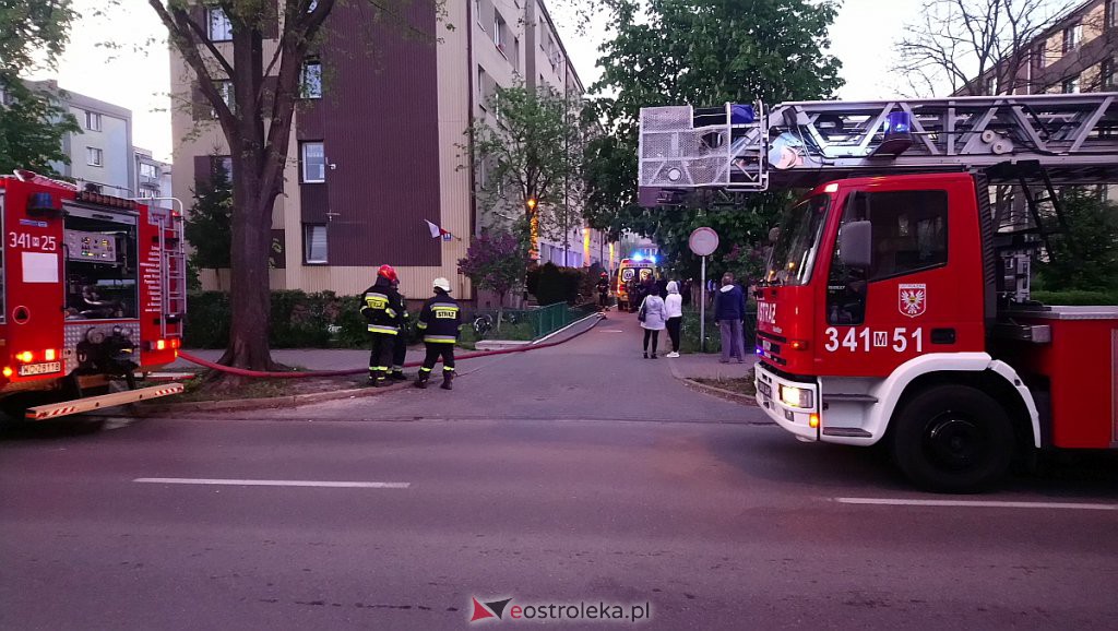 Pożar w bloku przy ulicy Psarskiego [ZDJĘCIA] - zdjęcie #9 - eOstroleka.pl