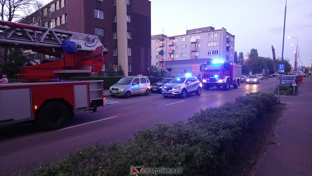Pożar w bloku przy ulicy Psarskiego [ZDJĘCIA] - zdjęcie #9 - eOstroleka.pl