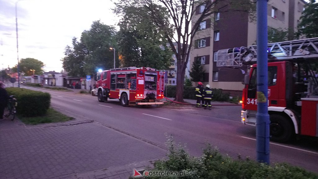 Pożar w bloku przy ulicy Psarskiego [ZDJĘCIA] - zdjęcie #10 - eOstroleka.pl