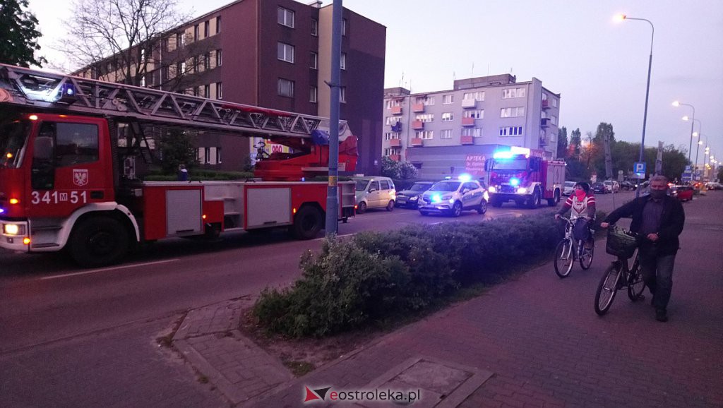 Pożar w bloku przy ulicy Psarskiego [ZDJĘCIA] - zdjęcie #11 - eOstroleka.pl